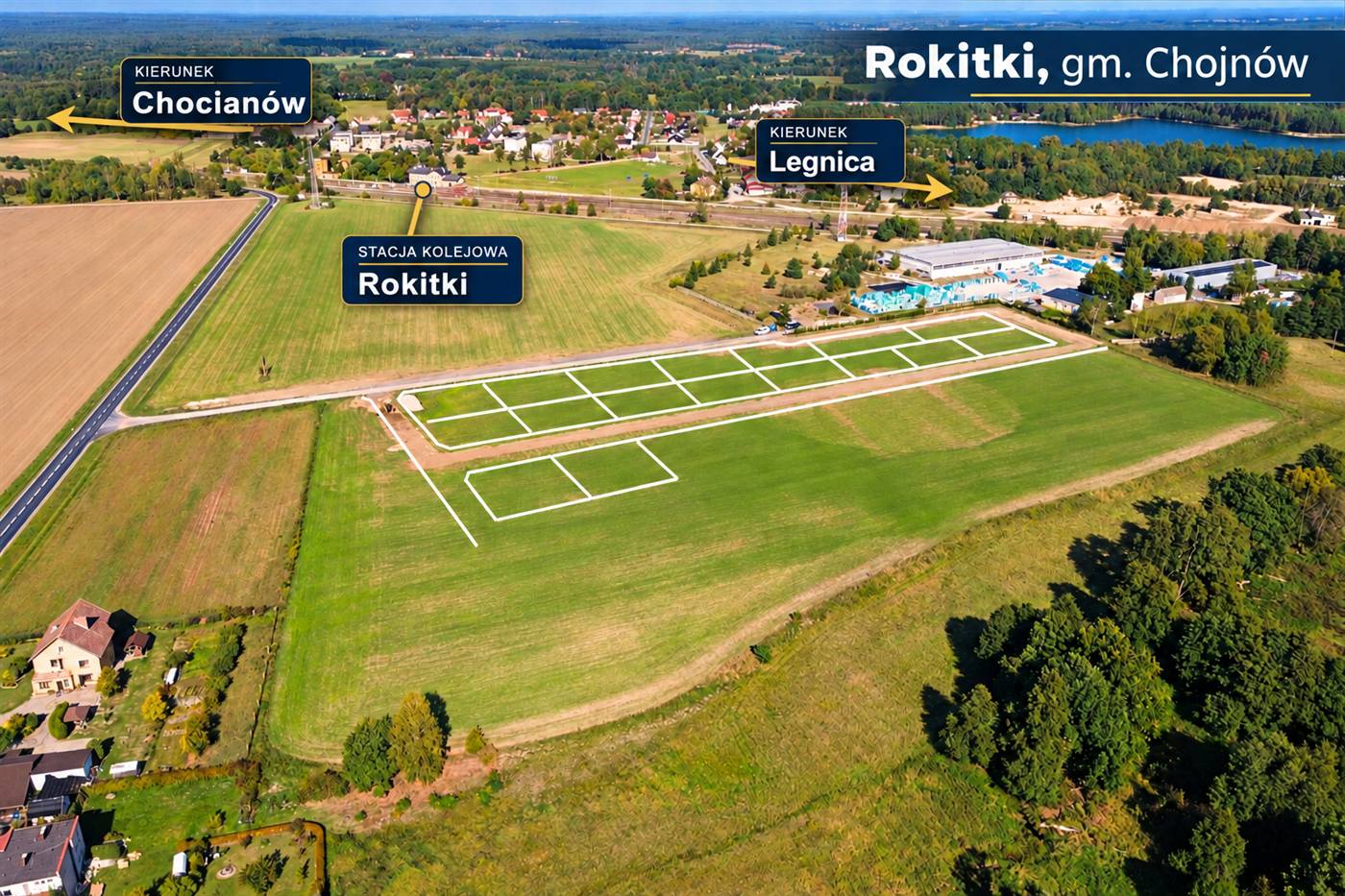 Widok z drona: osiedle, stacja kolejowa Rokitki oraz kierunki na Chocianów i Legnicę